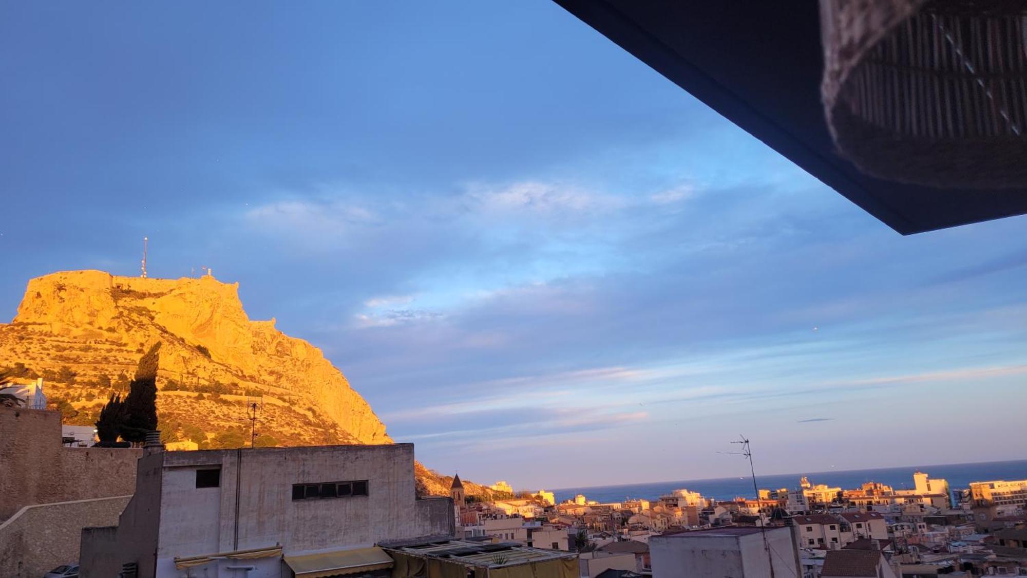Corazon De Alicante Con Vistas Al Mar Y Al Castillo Exteriör bild